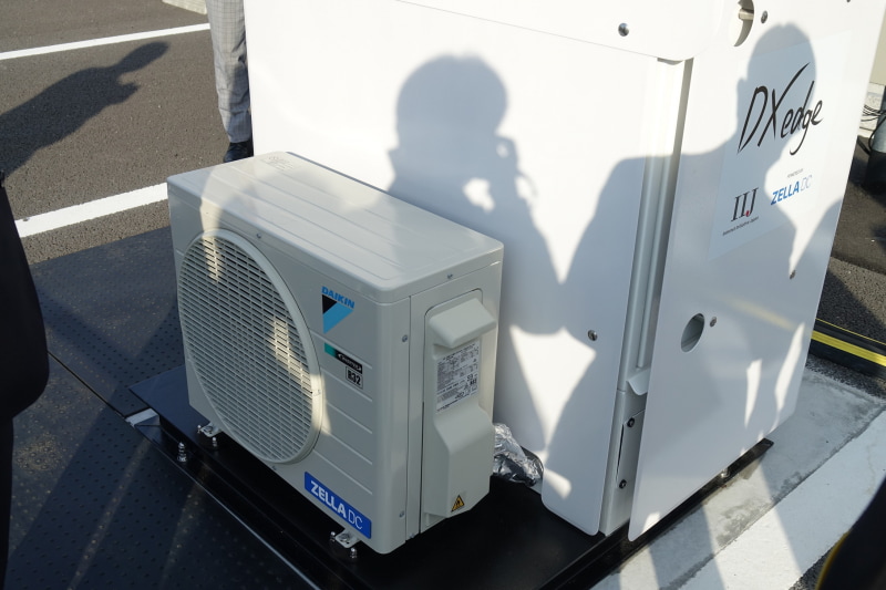 ダイキン製エアコンの室外機がある。室内機は装置の下に横倒しだという