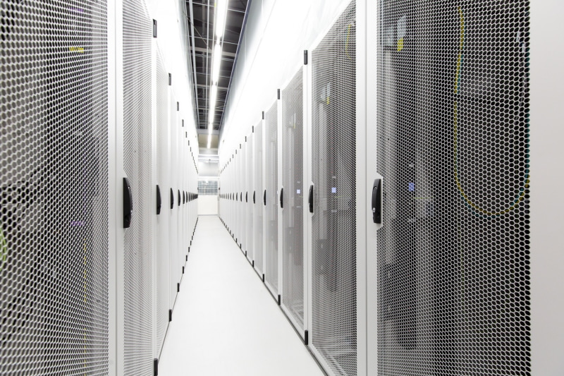 IIJのデータセンター内のサーバールーム（IIJ提供）