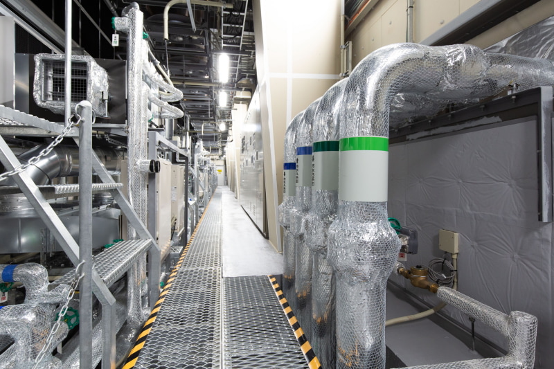 空調設備と受電設備（IIJ提供）