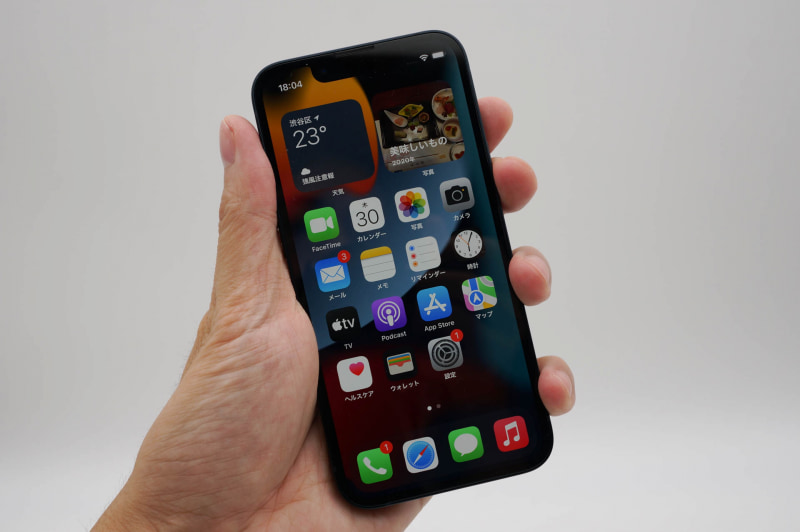 手のひらサイズなiPhone 13 mini。さっそくディスプレイを傷つけてしまい悲しい（ProモデルのレンズフレームはiPhoneのディスプレイより硬い）