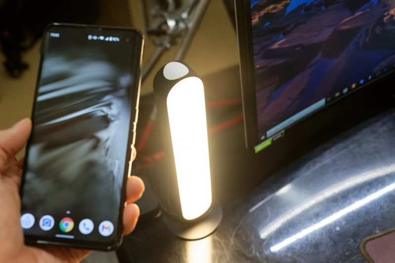 Web会議時の照明に使っている2個セットのHue Playも、その上に貼ってあるNFCタグにかざすだけでオンオフできるようにした