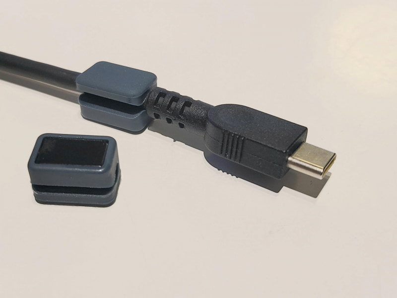 ケーブルホルダーには向きがあり、マグネット面を下にして置くことが必要