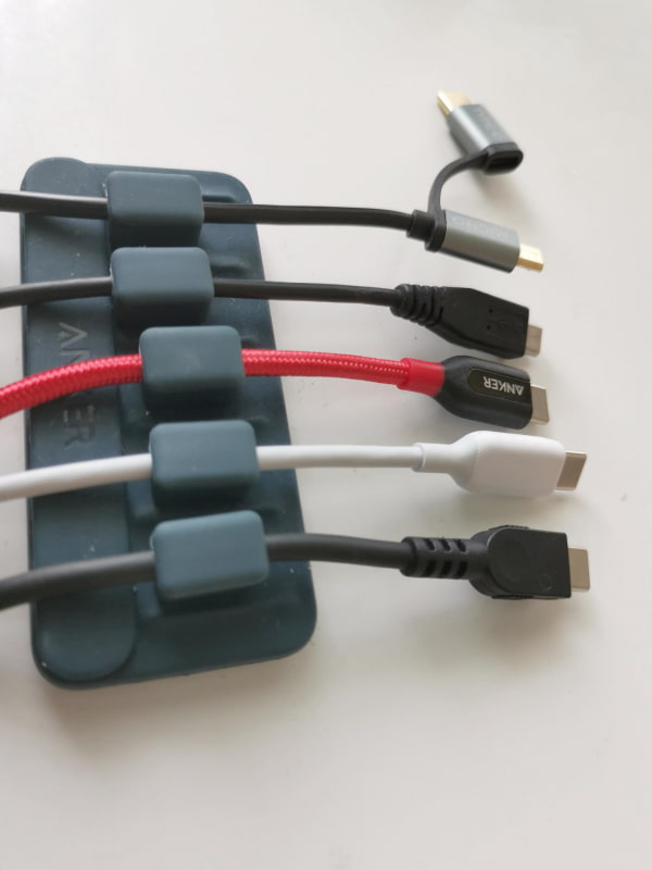 食卓の隅っこに許可なく貼り付けた。もしもの場合はテーブル裏に退避予定