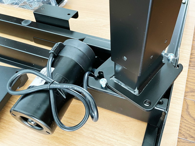 手順にそって組み合わせるだけでかんたんに組み立てられました。ただし、電動昇降部を内蔵した脚などの部品が重いので注意は必要です