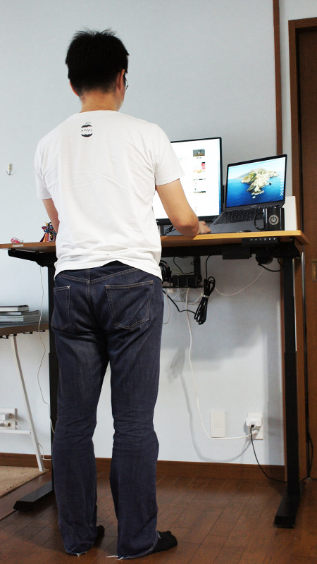 立った状態のデスク。筆者は身長約174cmで、約107cmの高さに設定しています