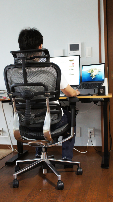 座った状態のデスク。一番低くした状態が筆者にはちょうど良い高さで幸いでした