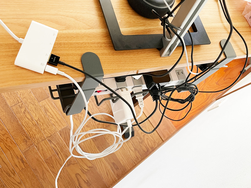 ケーブル類や電源ケーブルは一つにまとめておかないとトラブルの原因になりそうです。筆者は吊り下げ式の電源タップトレイにまとめています
