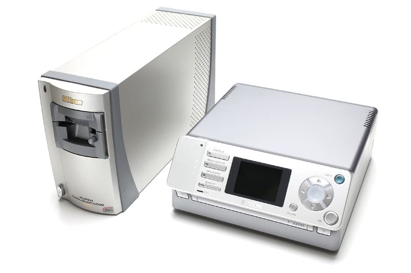ニコンの「SUPER COOLSCAN 5000 ED」（左）と、エフ゜ソンの「マルチフォトスキャナF-3200」（右）。2004年にこれらスキャナーを購入し、フィルムなどのデジタル化を進めた。