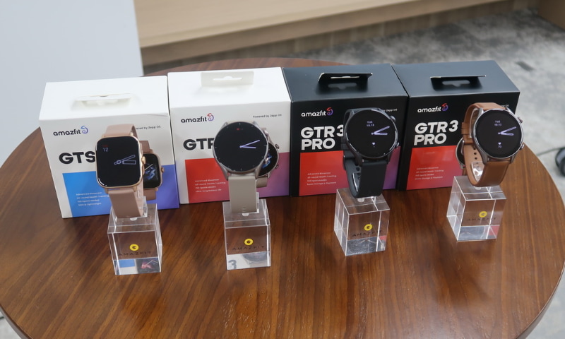 今回、国内向けに発売される「GTS 3」（左）、「GTR 3」（左から2つめ）、「GTR 3 Pro」（右の2つ）の本体とパッケージ