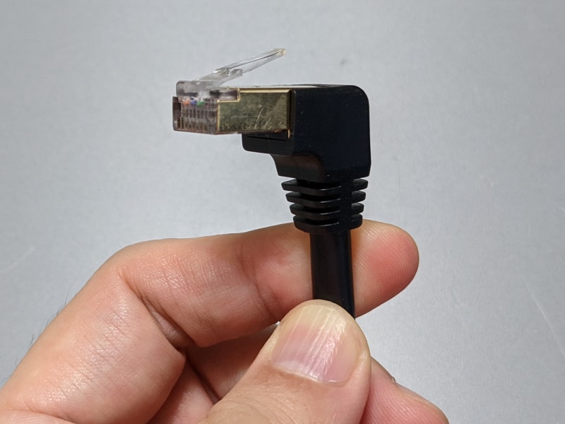 RJ45コネクタが90度折れ曲がっている