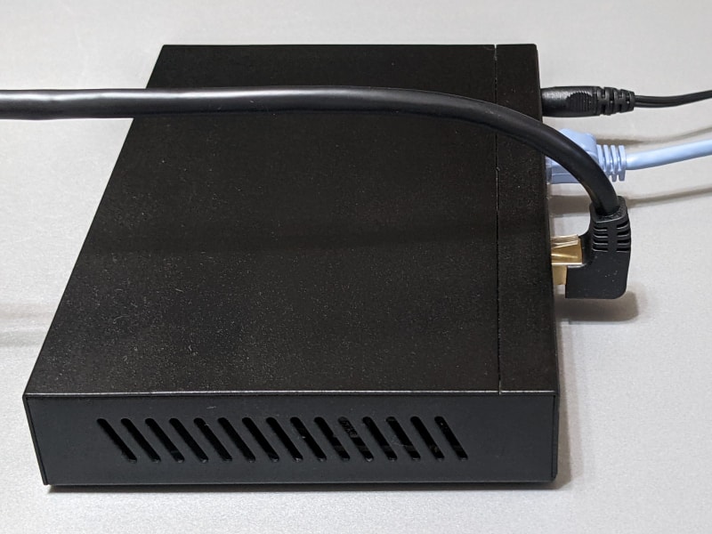 横から見たところ。無理に曲げているわけではないので断線などの恐れは少ない