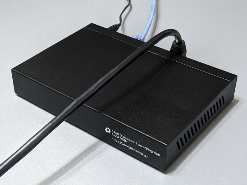 ストレートなコネクタではこうした極端な曲げ方は不可能だ