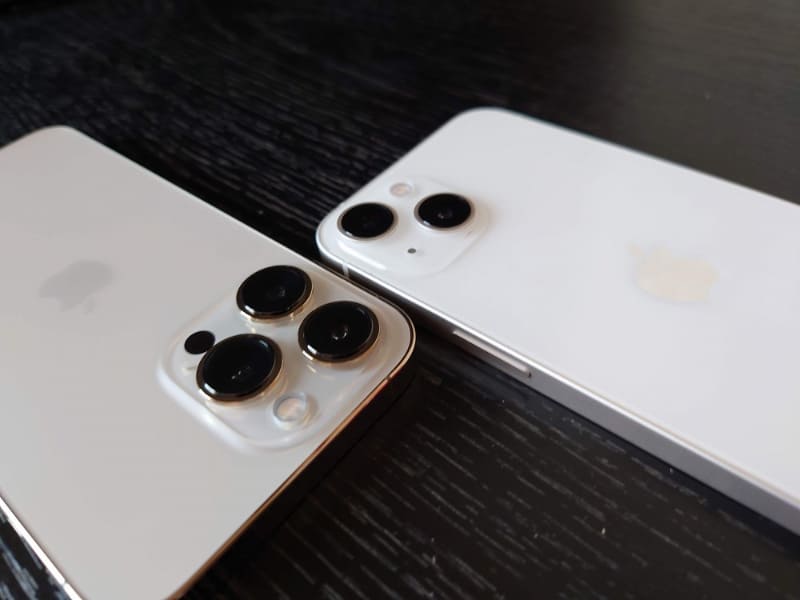 iPhone 13（奥）と13 Proのカメラ部分。13 Proのカメラは厚いですね。