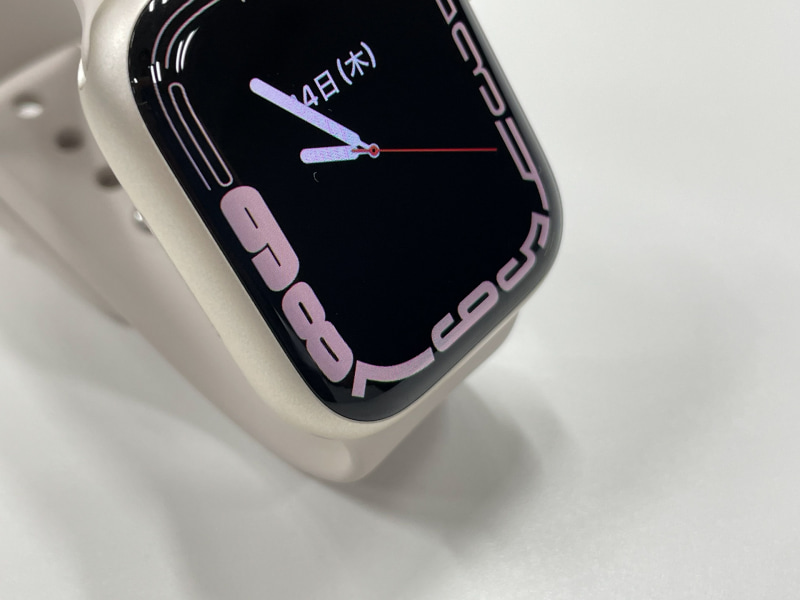 Series 6に比べ、額縁がより細くなり、ディスプレイが大型化した