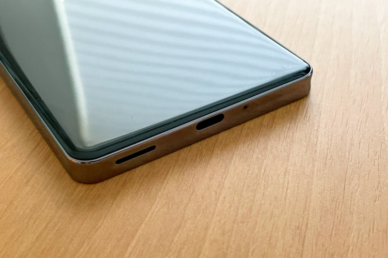 下側面、USB Type-C端子とスピーカー