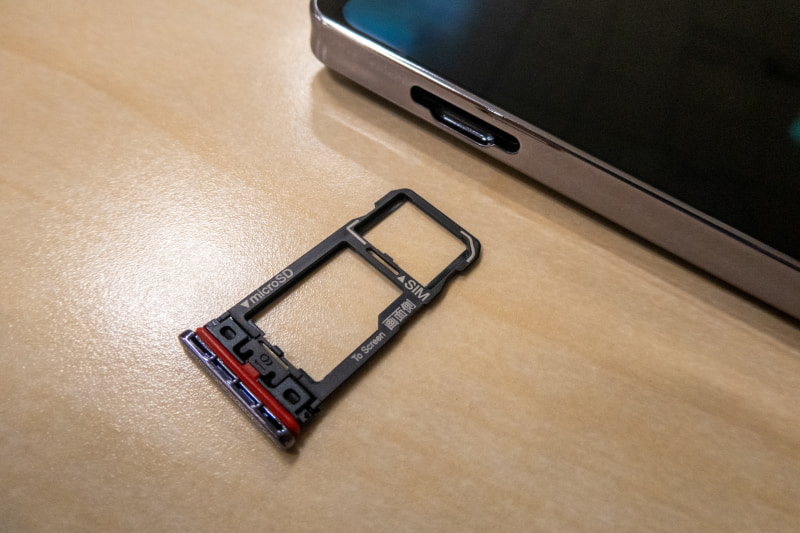 右側面、カードトレイ