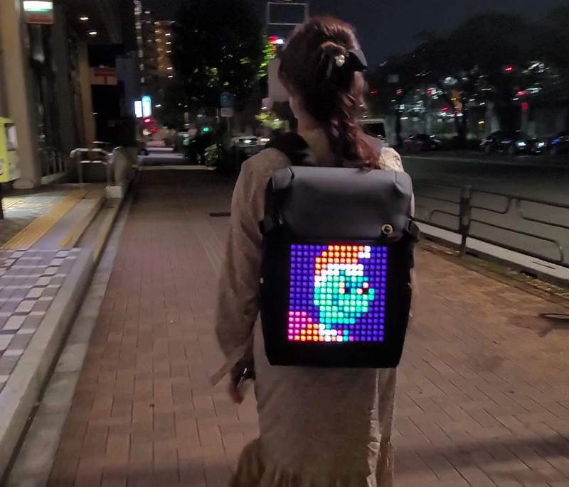 ディブームは昼夜を問わずスマホからBluetoothでアニメやメッセージを送って表示できる新世代のバックパックだ