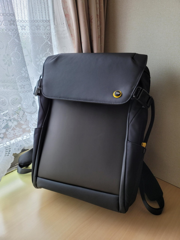 堅牢な構造、肩と背中に優しいパッド、フルオープンで使い良い構造と収納力がウリの耐水性バックパックだ