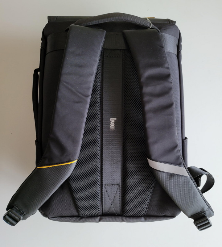 堅牢な構造、肩と背中に優しいパッド、フルオープンで使い良い構造と収納力がウリの耐水性バックパックだ