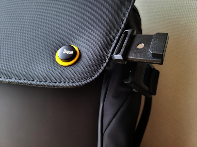 マグネットと合理的な噛み合わせ構造でワンタッチで開閉可能なフラップ