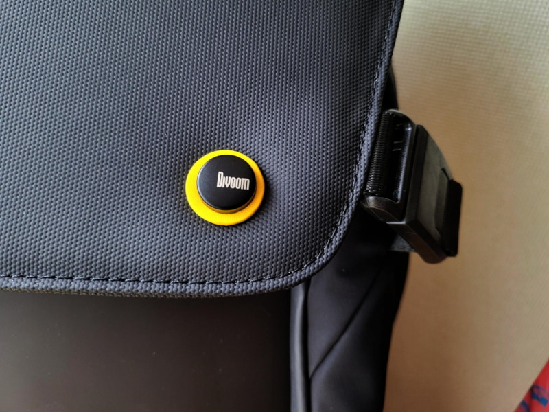 マグネットと合理的な噛み合わせ構造でワンタッチで開閉可能なフラップ