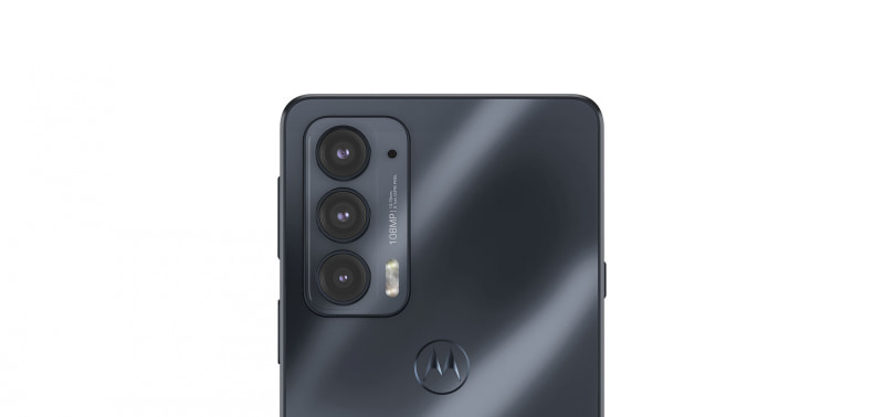 上から超広角／マクロカメラ、メインカメラ、望遠カメラ