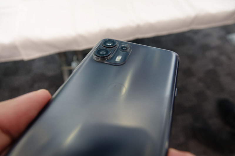左上が108MP（1億800万画素）メインカメラ、左下が8MP（800万画素）の超広角／マクロカメラ、右上が2MP（200万画素）の深度カメラ