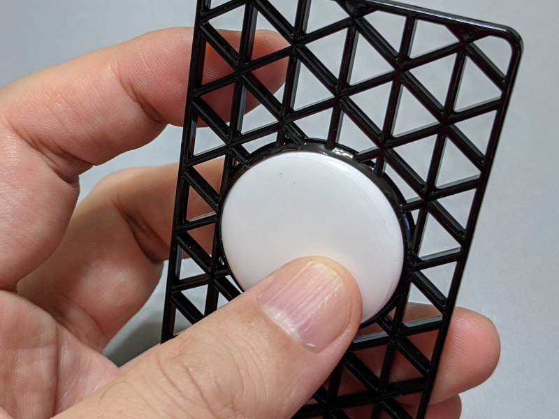 片手で簡単にはめ込むことができる。取り外しも容易だ