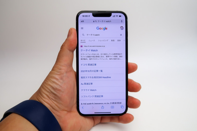 多くのサイトの検索窓が上にあるので、アドレスバーも上の方が使いやすいと思うのですが……