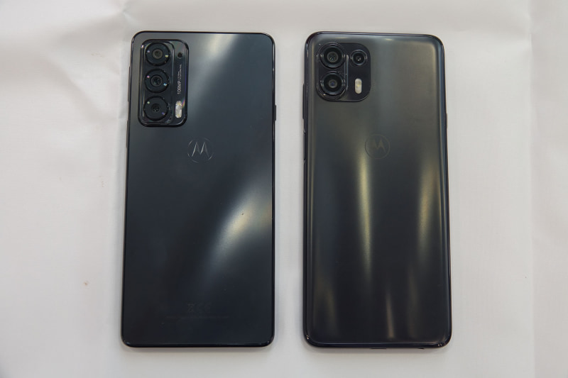 「motorola edge20」（左）と「motorola edge20 fusion」（右）