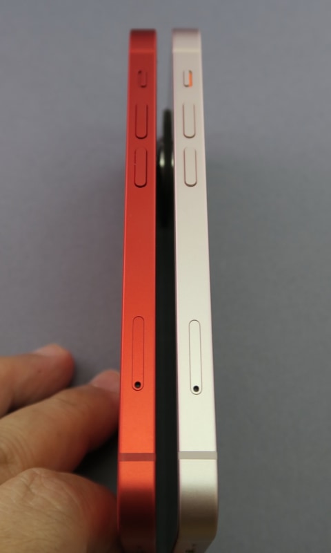 iPhone 12 mini（左）とiPhone 13 mini（右）の左側面の違いはごくわずか