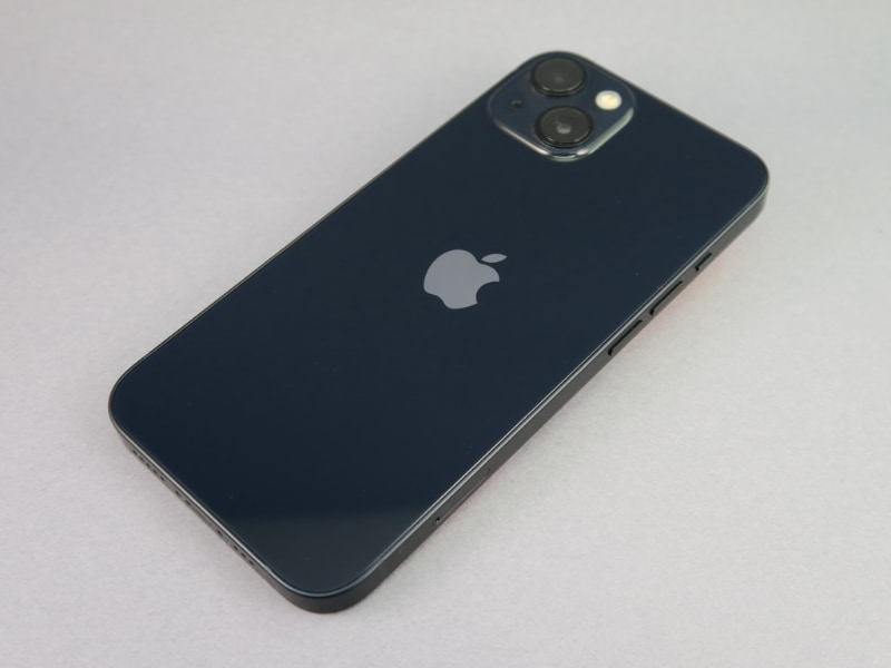 iPhone 13の背面は光沢仕上げなので、指紋などがかなり目立つ