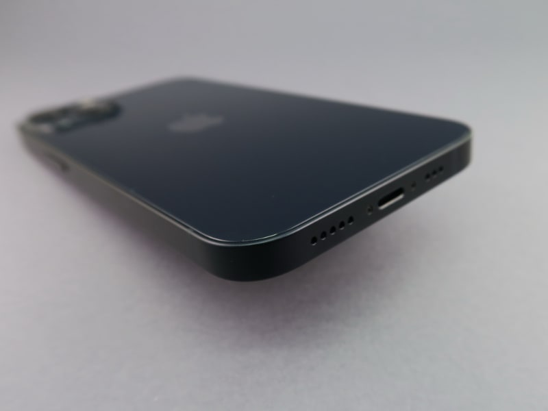 本体下部には従来通り、Lightning端子を備える