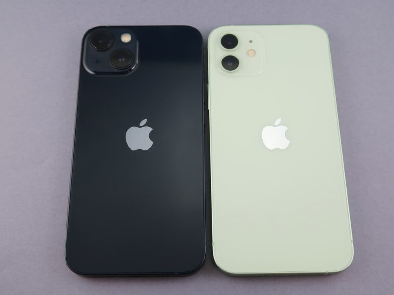 iPhone 13（左）とiPhone 12（右）の背面。カメラのレイアウトが変更されているが、それ以外のデザインはほぼ共通