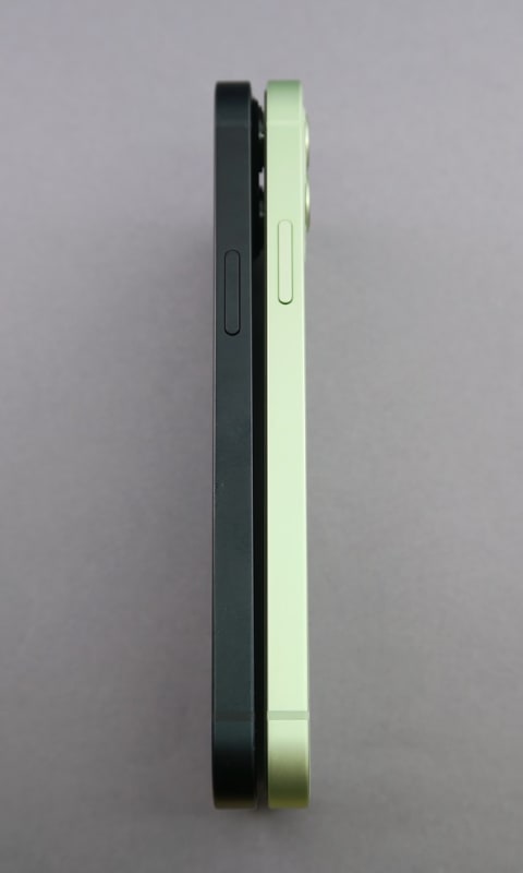 iPhone 13（左）とiPhone 12（右）は電源ボタンの位置が微妙に違う