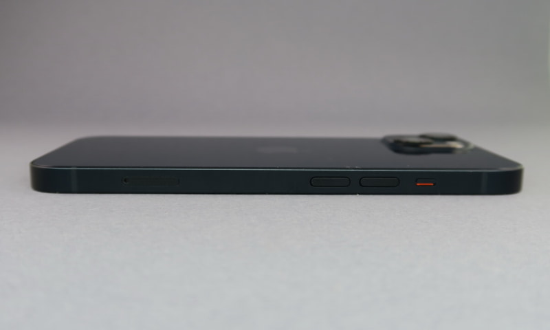 iPhone 13の左側面。少し見えにくいが、分割式の音量キーを備える