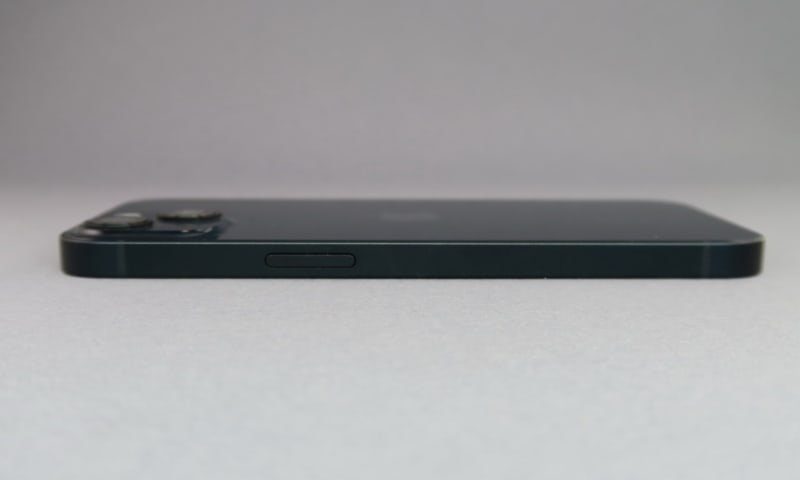 iPhone 13の右側面には電源キーを備える