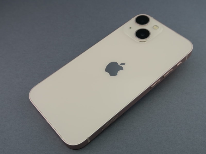 iPhone 13 miniの背面はiPhone 13と同じく光沢のガラスで仕上げられている。淡いボディカラーの方が指紋も目立ちにくい