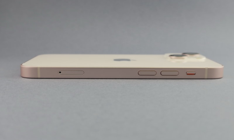 iPhone 13の左側面はマット仕上げ。分割式の音量キーを備える