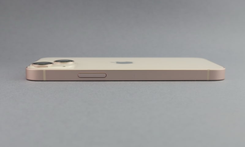 iPhone 13 miniの右側面には電源キーを備える