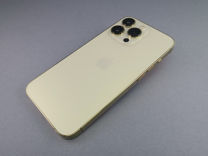 iPhone 13 Proの背面はマットなガラス仕上げ。指紋などが目立たないのはうれしい