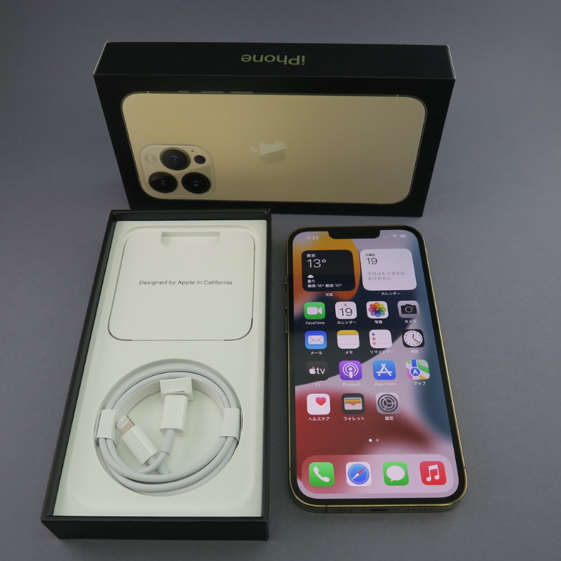 iPhone 13 ProのパッケージにはUSBケーブルが同梱されているのみで、ACアダプターは同梱されない