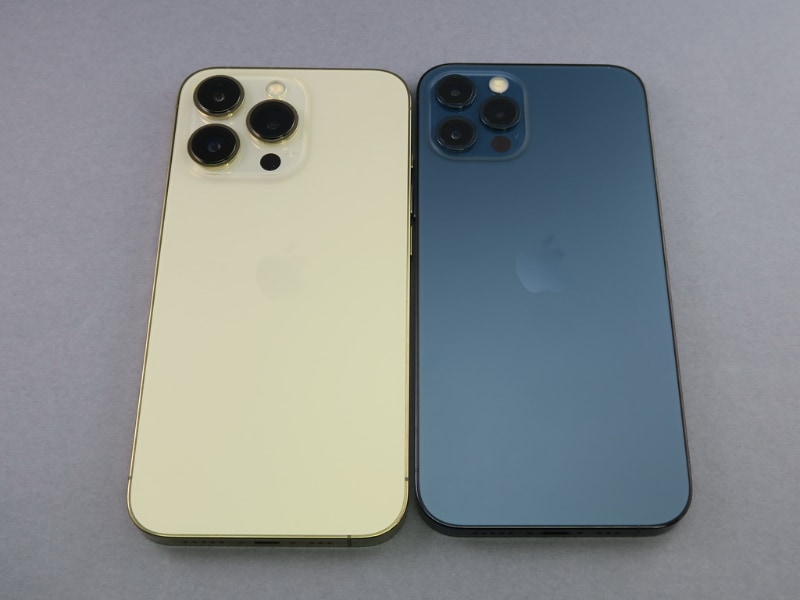 iPhone 13 Pro（左）とiPhone 12 Pro（右）を並べてみると、基本的なデザインが共通なものの、カメラ部の大きさの違いが明確にわかる