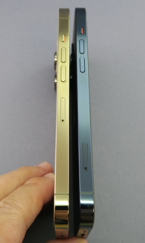 iPhone 13 Pro（左）とiPhone 12 Pro（右）は音量キーやSIMカードトレイの位置が大きく異なる