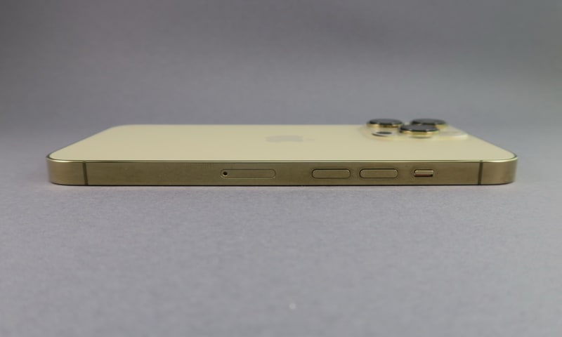 iPhone 13 Proの左側面は分割式の音量キーなどを備える。SIMカードスロットの位置が異なる