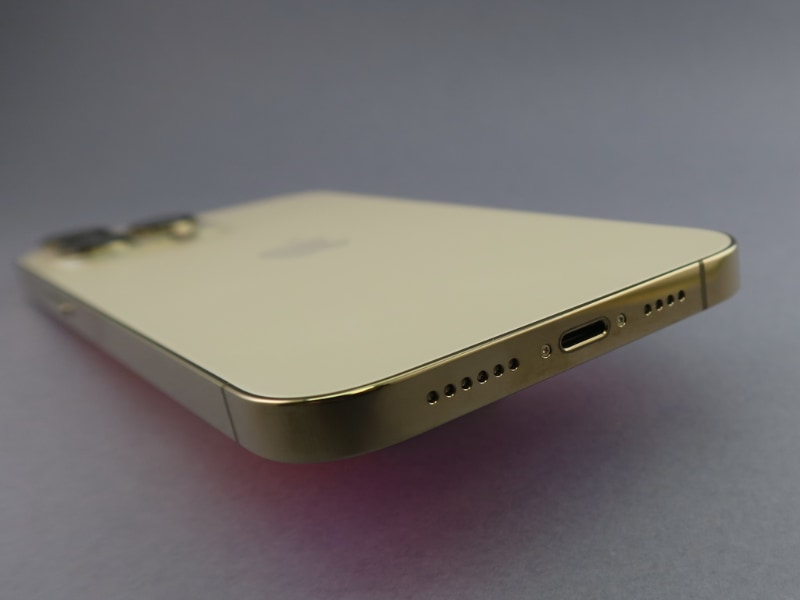 iPhone 13 Pro Maxの下部にはLightning端子を備える