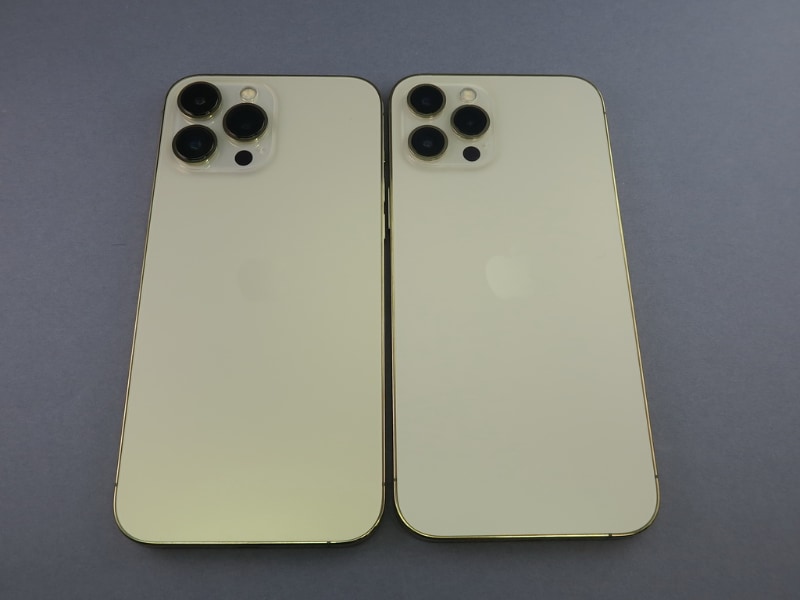 iPhone 13 Pro Max（左）とiPhone 12 Pro Max（右）の背面。カメラ部のリングがひと回り大きくなっていることがわかる