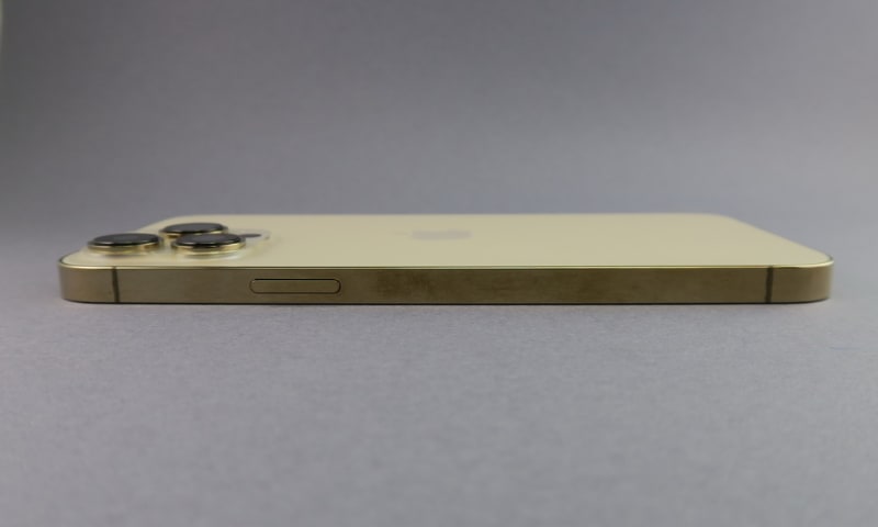 iPhone 13 Proの右側面は電源キーのみを備える。カメラ部の突起がかなり目立つ
