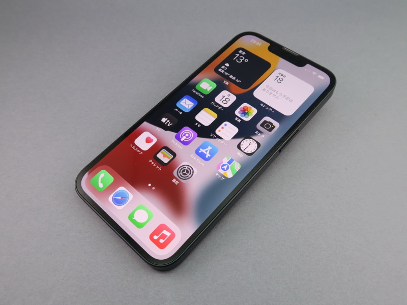 アップル「iPhone 13」、約146.7mm（高さ）×71.5mm（幅）×7.65mm（厚さ）、約173g（重量）、ミッドナイト（写真）、ピンク、ブルー、スターライト、PRODUCT REDをラインアップ