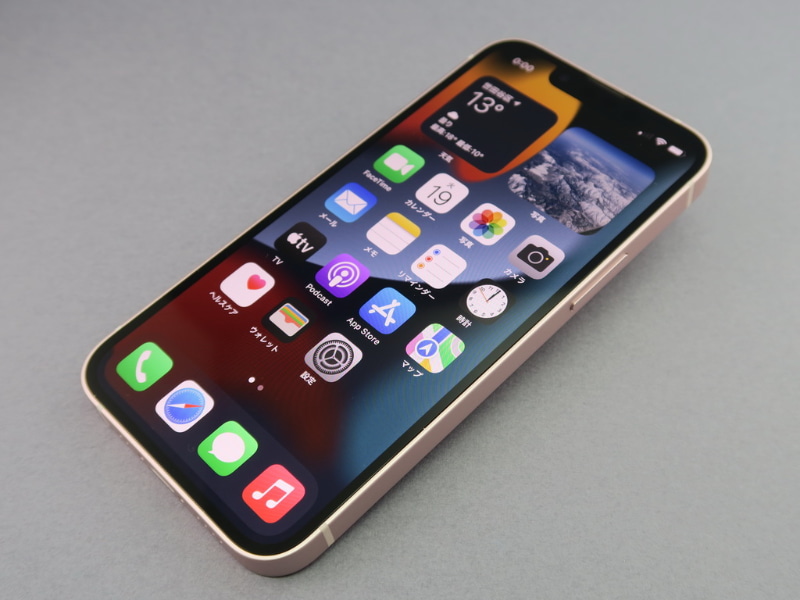 アップル「iPhone 13 mini」、約131.5mm（高さ）×64.2mm（幅）×7.65mm（厚さ）、約140g（重量）、ピンク（写真）、ブルー、ミッドナイト、スターライト、PRODUCT REDをラインアップ